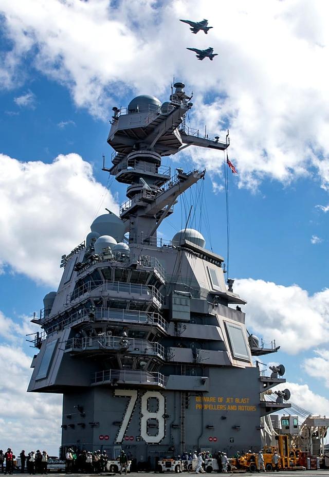 美最大航母逼近委内瑞拉！10万吨战舰抵加勒比海，军事施压再升级