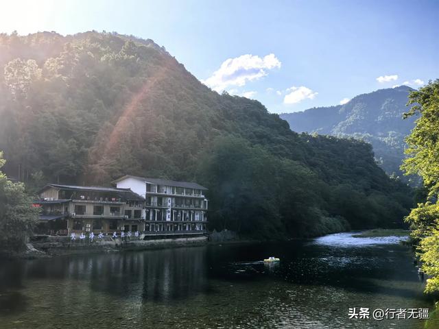 梵净山下寨沙行：八月午后的吊桥与侗家烟火