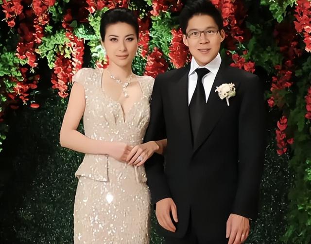 霍启刚没想到，44岁郭晶晶再传喜讯，让霍震霆和香港阔太圈沉默了