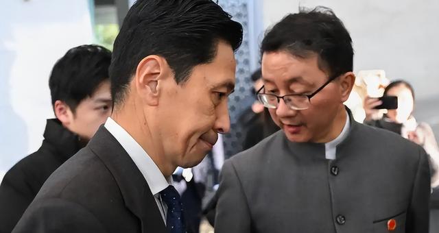 高市还没道歉，中日又出现新争端，日本要求解释 中方为何双手插兜