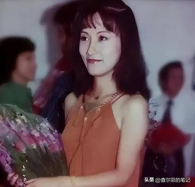 78岁连路都走不稳还开演唱会	，全网骂声一片，她却扬言回馈粉丝