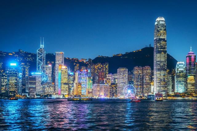 30年前，香港GDP是上海的6倍，新加坡GDP是上海的3倍，现在呢
