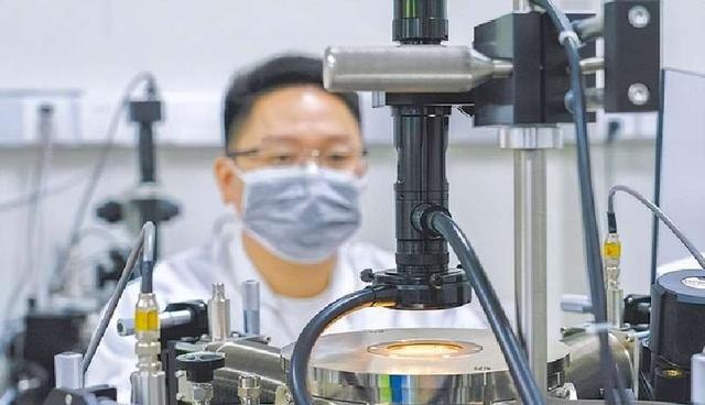 中国光刻机再突破！哈工大扛大旗，德国专家：比预期快了至少五年