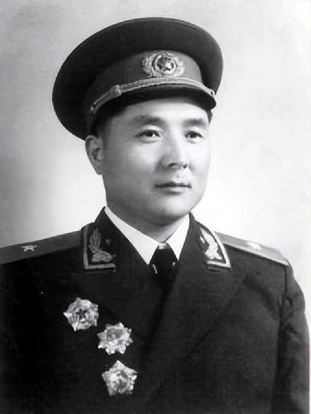 活过100岁的大军区司令员，目前仅有两位，他们是谁？