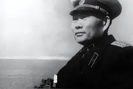 74年萧劲光北戴河看望朱德，朱却丢拐杖哽咽：我才成为真正总司令图片