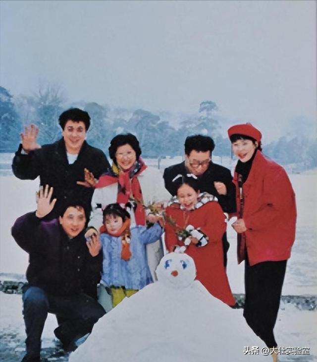 60年代，李鹏夫妇与儿女们在天安门广场，一张温暖的罕见全家福！