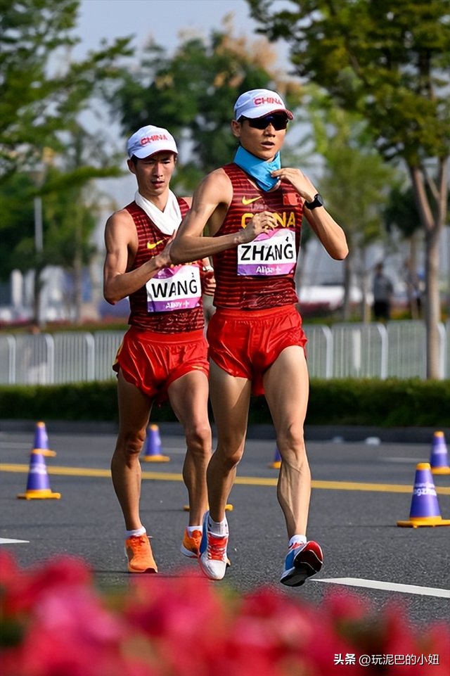 时隔10年！田径世锦赛喜讯：中国队第4枚奖牌来了 逆转：身披国旗