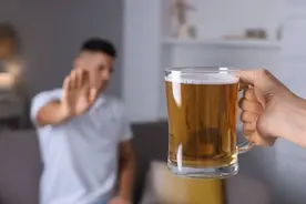 成功戒酒后，肝能恢复正常吗？医生：40岁后戒酒，5大好处很明显图片