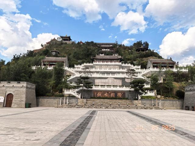 开车路过潼关，要不是路边肉夹馍店的诱惑，差点错失这处旅游美景