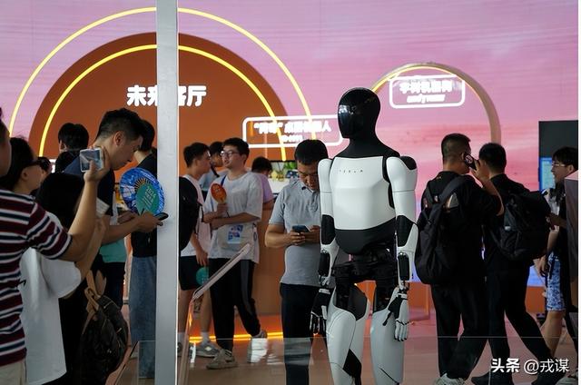 10万买个机器人值吗？AI大脑藏着商机	，人形机器人的野心不止搬砖