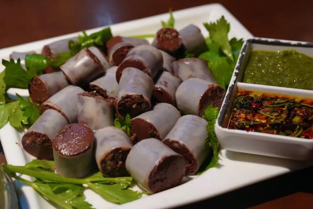 适合冬游的冰雪小城，和本地人冰湖捕鱼、雪地骑马，鱼肉吃到撑！