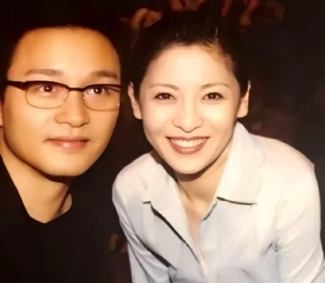 原来我们都被骗了！向太曝哥哥去世内幕，撕开了内娱的“遮羞布”