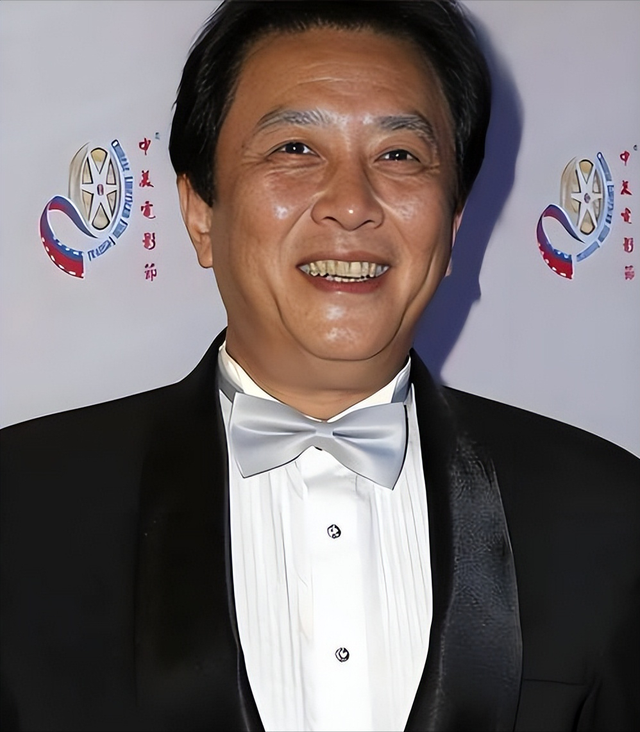 没想到	，73岁唐国强受邀观礼阅兵刚一个月，竟再令所有人刮目相看