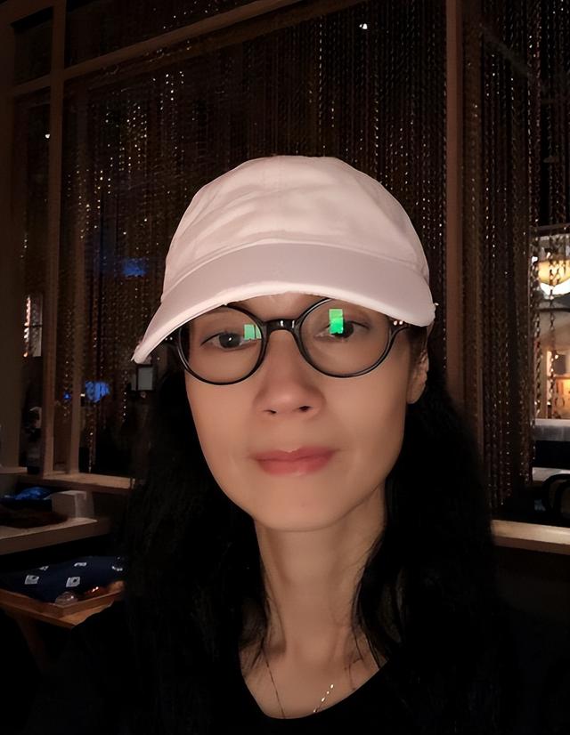 认干爹，拍风月片，被导演霸王硬上弓，靠山去世后沦为清洁工