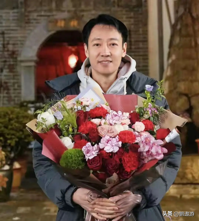 辛柏青消失五个月现身一个举动败坏好感，身边长发美女引人热议
