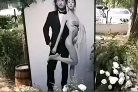 #婚礼创意还是尺度过大?新人全裸迎宾照引发热议图片