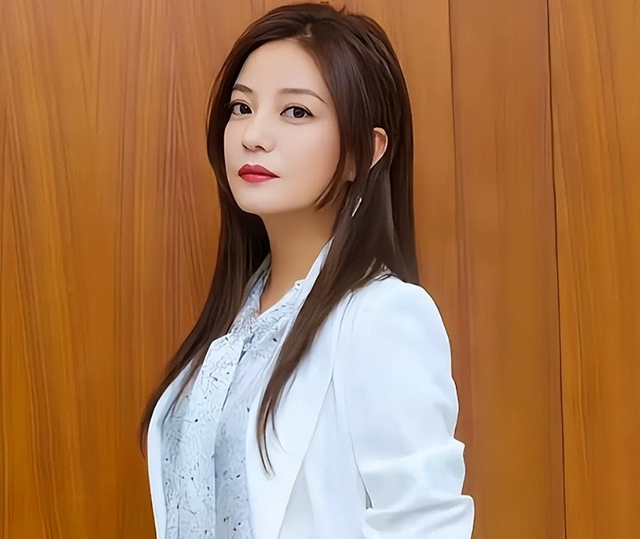 49岁赵薇广东吃饭又老又凶, 当年的小燕子再也回不去了!