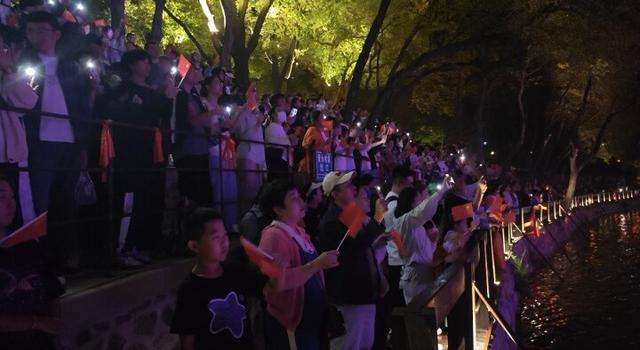 千山夜游爆火！森林星空音乐会最吸睛