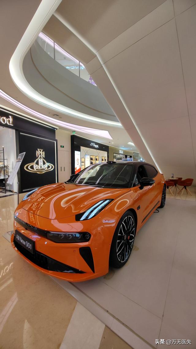 开油车的笑了	，开电车的慌了？2026油电新政实锤，税费规则全变了