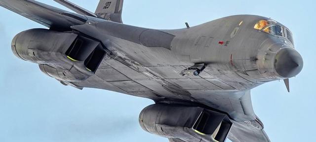 美军轰炸机群压境委内瑞拉！海空联动亮出杀招，战鼓再次敲响