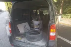 太原：面包车私拆座椅、 危险变身小货车！图片