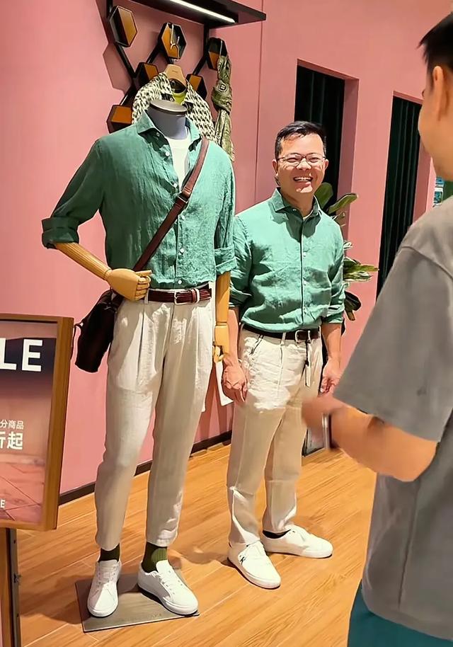 这就是向晗给金哥挑的衣服，跟模特穿的判若两人，还好成片还不错