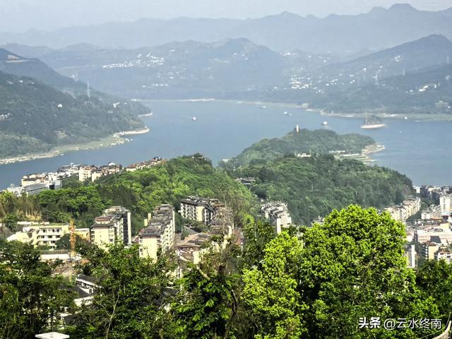 三峡边这样小城，爱了爱了：有独特美食烟火气，有万里长江第一梯