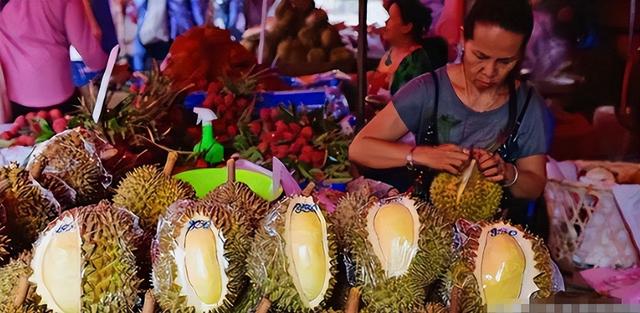 泰国大量水果腐烂，因为摊上的一句中文，中国游客：自己留着吧