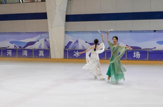 消暑纳凉新选择：正佳冰雪场馆打造暑期都市冰上乐园