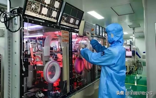 中国芯突破！纳米压印光刻机成功交付，国产芯片超车直击西方要害