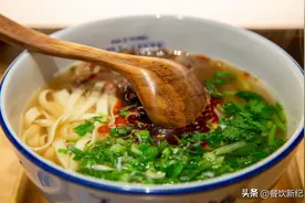 我在兰州吃了一碗牛肉面，才明白：为何兰州牛肉面很难走出兰州？图片