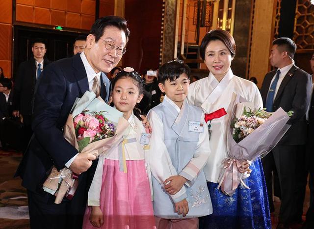 中韩已谈妥，李在明通知全球，高市终于改口	，不再奢求与中方见面