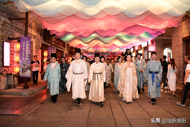 老城区领导“穿越”汉服市场，全链条举措让文旅消费“燃”起来！