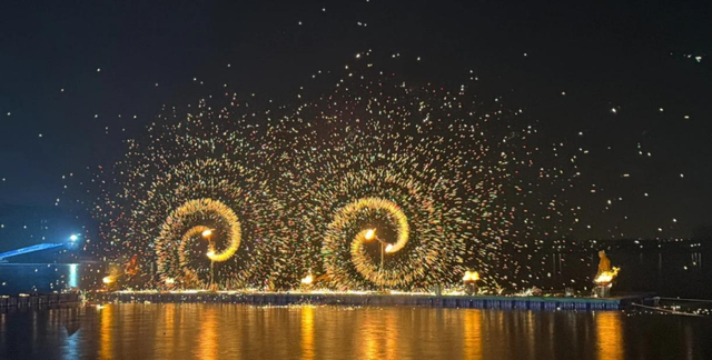 津门夜游新顶流｜天津银行助力水西公园变身“赛博津城”