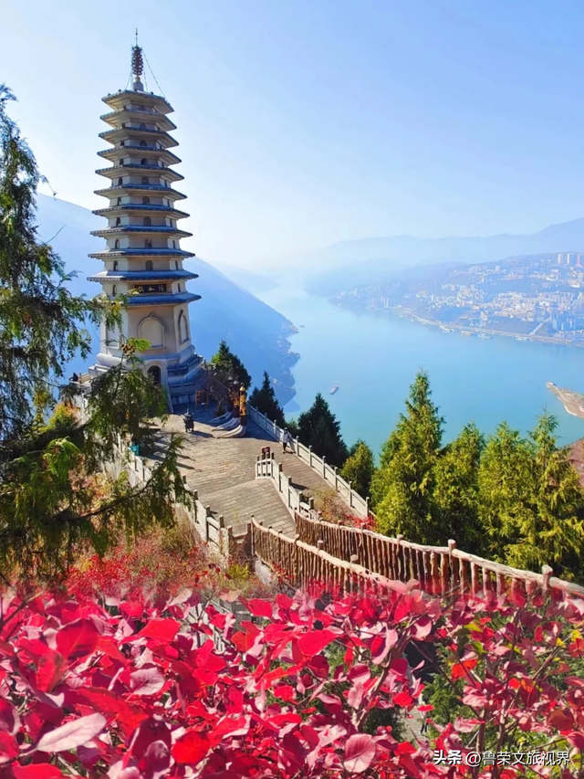 徒步三峡：霜叶漫山处，一步一千年