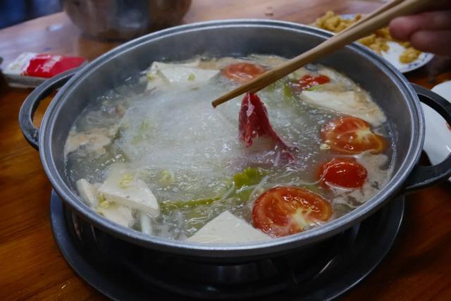 在凯里,没有人会拒绝酸汤牛肉锅和村T表演