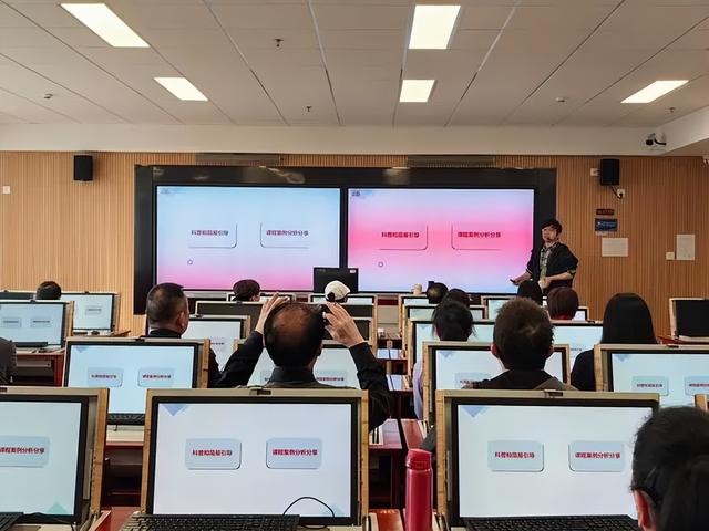 中国县城的打工人，快被AI培训班包围了