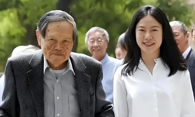 杨振宁去世仅3天，令人担忧的事发生了，原来翁帆一个字都没说错