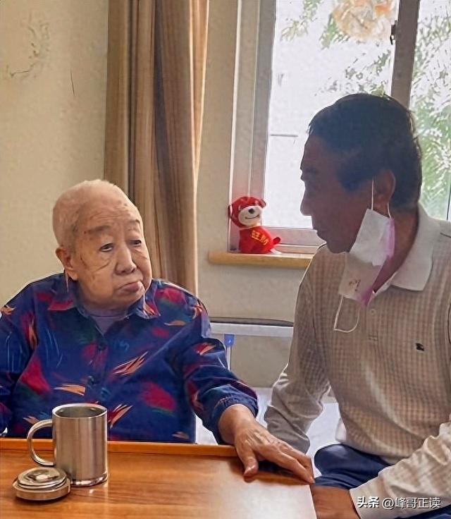 冯巩：与姐姐在大哥家过中秋节，父母不在了，兄弟姐妹感情依旧