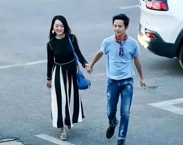 何炅和杨钰莹的一张牵手照，暴露两人关系 原来他俩“藏”的这么深