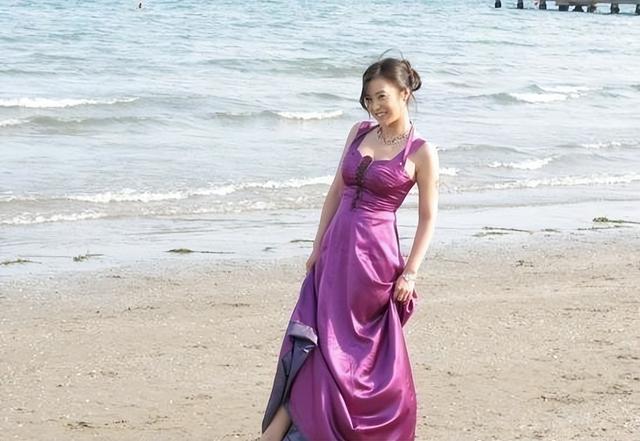 海边老照片惊艳	，紫色裙摆配纹身，这才是真女人味