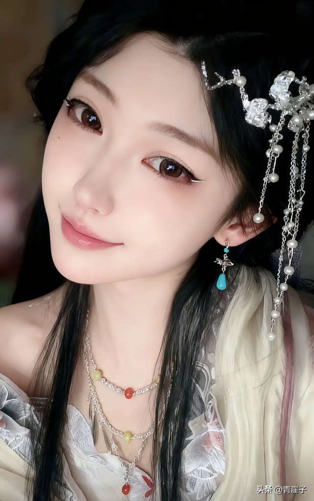 青丝若墨，银饰为霜：这一眼，便误了千年的温柔