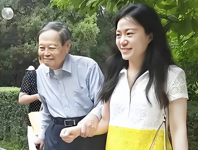 杨振宁家庭情况曝光：三个儿女无人继承物理学，与翁帆关系也很好