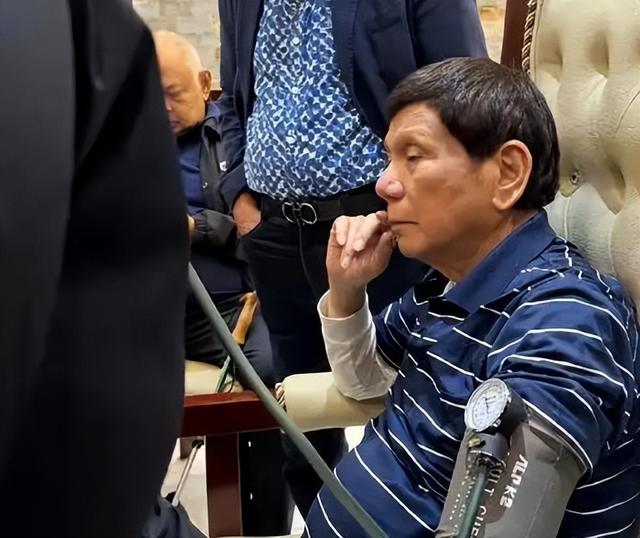 不忍了！菲律宾民众彻底爆发	，示威者涌上街头：总统必须给说法，1.1 亿赃款退还，37 名权贵将入狱？