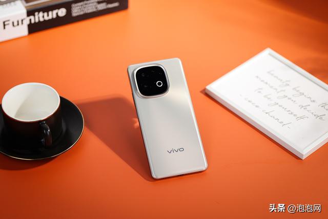 7620mAh超大电池也有超薄设计 vivo Y300 GT外观图赏
