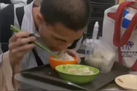 北大韦神近照曝光，弓腰低头袖口破烂引热议，网友：把姜萍嫁给他图片