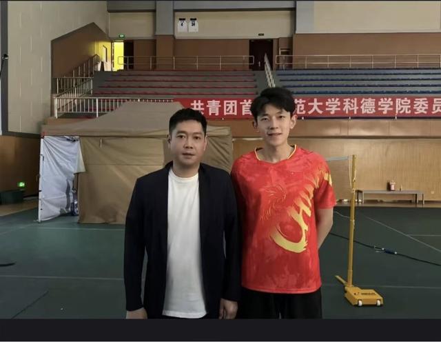 谁不酸透啊！莎莎跟他一起拍合照，还搂着肩膀，画面太温馨了