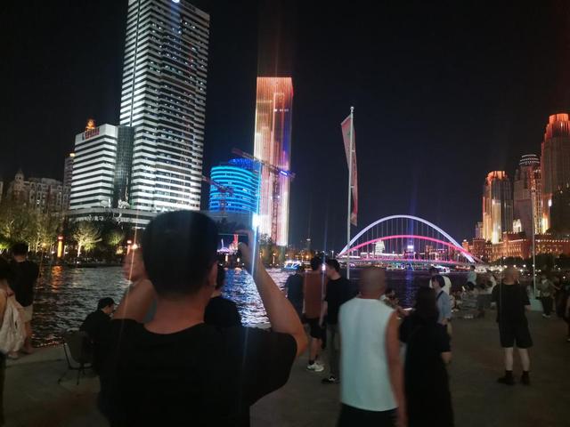 津夜新名片，“灯光秀”点亮跨城夜生活！