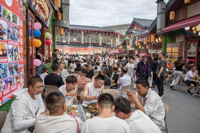 国内最宜居的城市之一，竟然不是大理，却藏在甘肃七彩丹霞脚下？