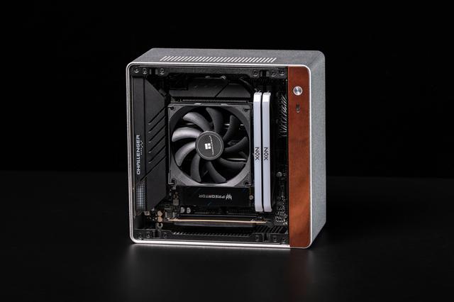 英特尔酷睿Ultra5 230F+铭瑄挑战者H810ITX+乔思伯NV10装机分享！